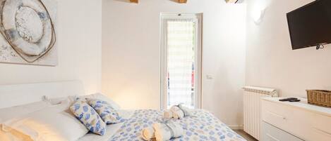 2 bedrooms, desk, soundproofing, iron/ironing board