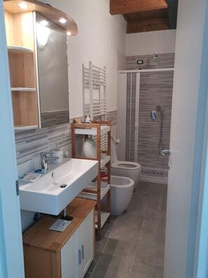 Dusche, Haartrockner, Bademäntel, Bidet