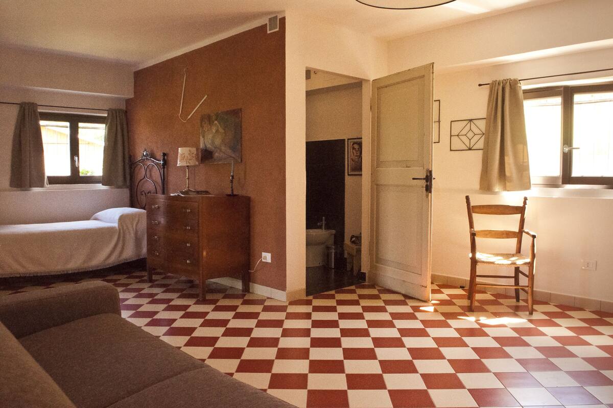 Design Triple Room, Private Bathroom | Individually furnished, blackout drapes, bed sheets