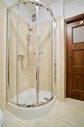 Appartamento (Classic) | Bagno | Doccia, set di cortesia gratuito, asciugacapelli, asciugamani