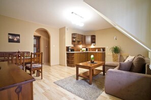 Apartment (Classic) | Living area | Flat-screen TV - Apart-Center Motyl (Zakopane)