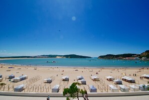 Ein Strand mit Zelten und freiem Blick auf das Meer.