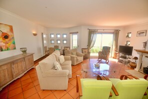 TV, DVD player, video library - Cereja - 3 bedroom apartment in great complex with sea views, 3 pools and more (Alcobaça)
