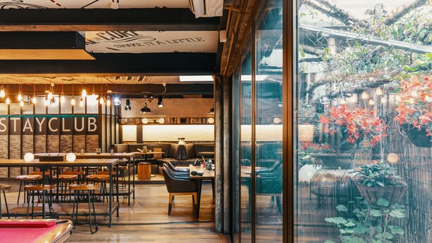 Un intérieur chaleureux avec une table de billard, un coin bar et des sièges confortables.