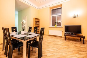 Classic Apartment | 2 bedrooms, desk, soundproofing, iron/ironing board - WINWINSTAY Art Nouveau Apartment (Riga)