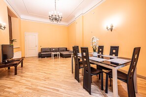 Classic Apartment | 2 bedrooms, desk, soundproofing, iron/ironing board - WINWINSTAY Art Nouveau Apartment (Riga)