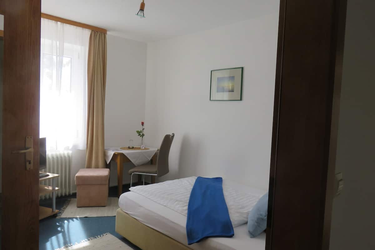 Standard Single Room, Private Bathroom, Pool View (Erdgeschoss)