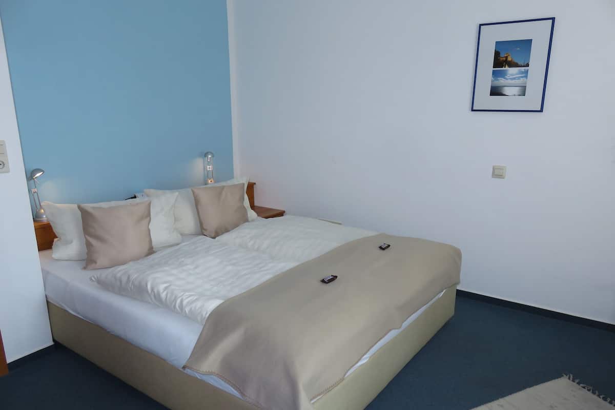 Standard Double Room, Private Bathroom, Pool View (Erdgeschoss)