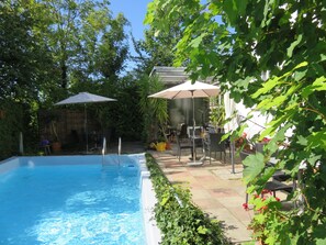 Piscine extérieure, chaises longues