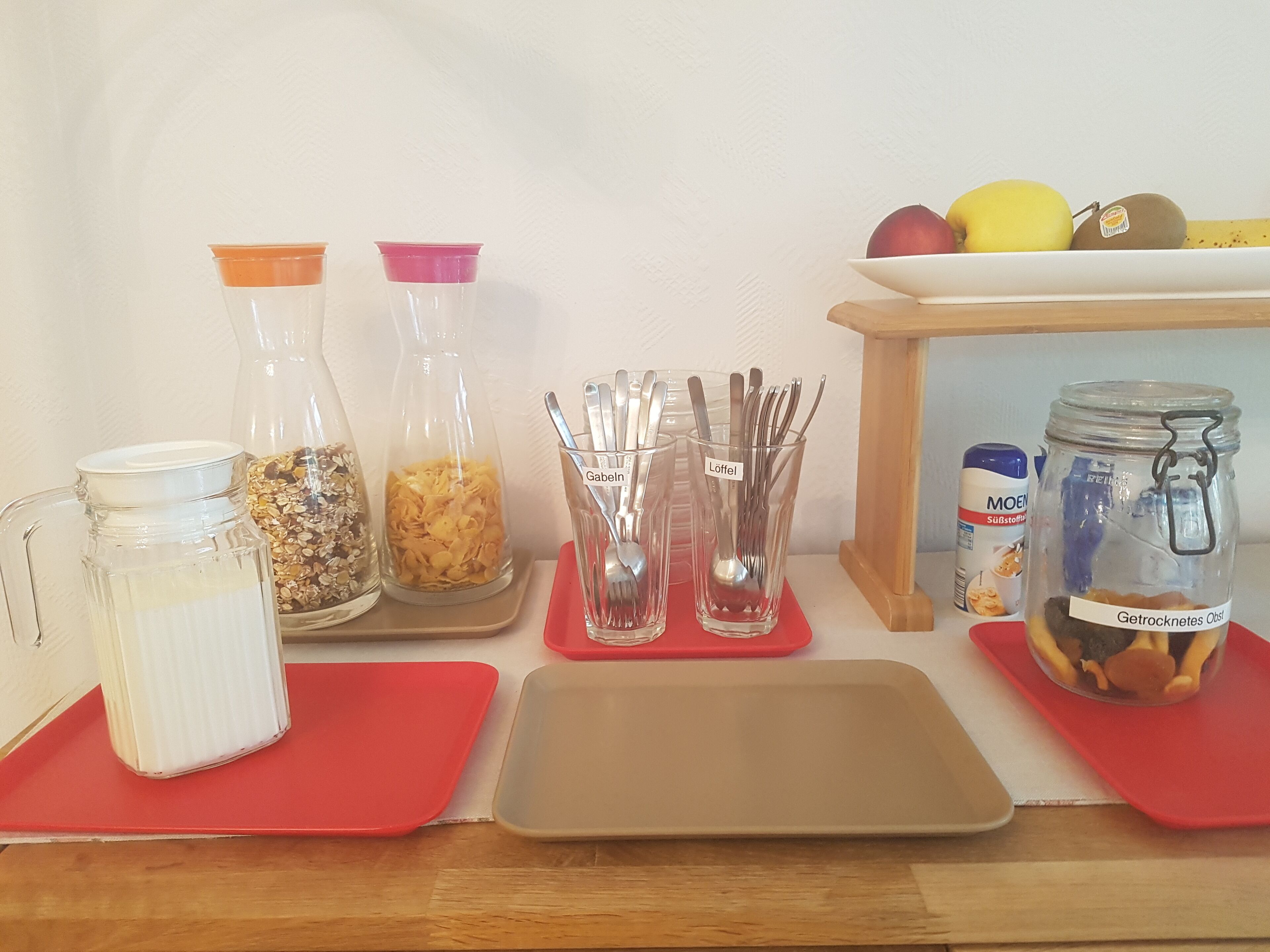 Una encimera de cocina con diversos alimentos y utensilios.