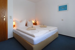 Standard Double Room, Private Bathroom, Pool View (Erdgeschoss) - Pension Säntisblick (Meersburg)