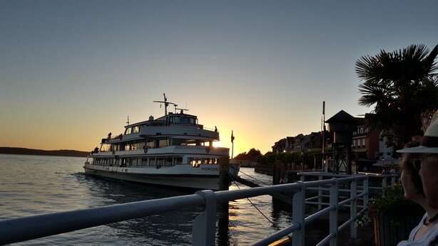Un bateau fluvial était amarré à un quai au coucher du soleil.