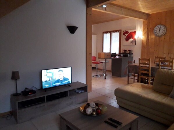 TV, DVD player, aparelho de som