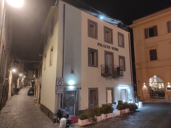 A building named "Palazzo Verdi" with a sign indicating a limited traffic zone. - Palazzo Verdi B&B (Viterbo)