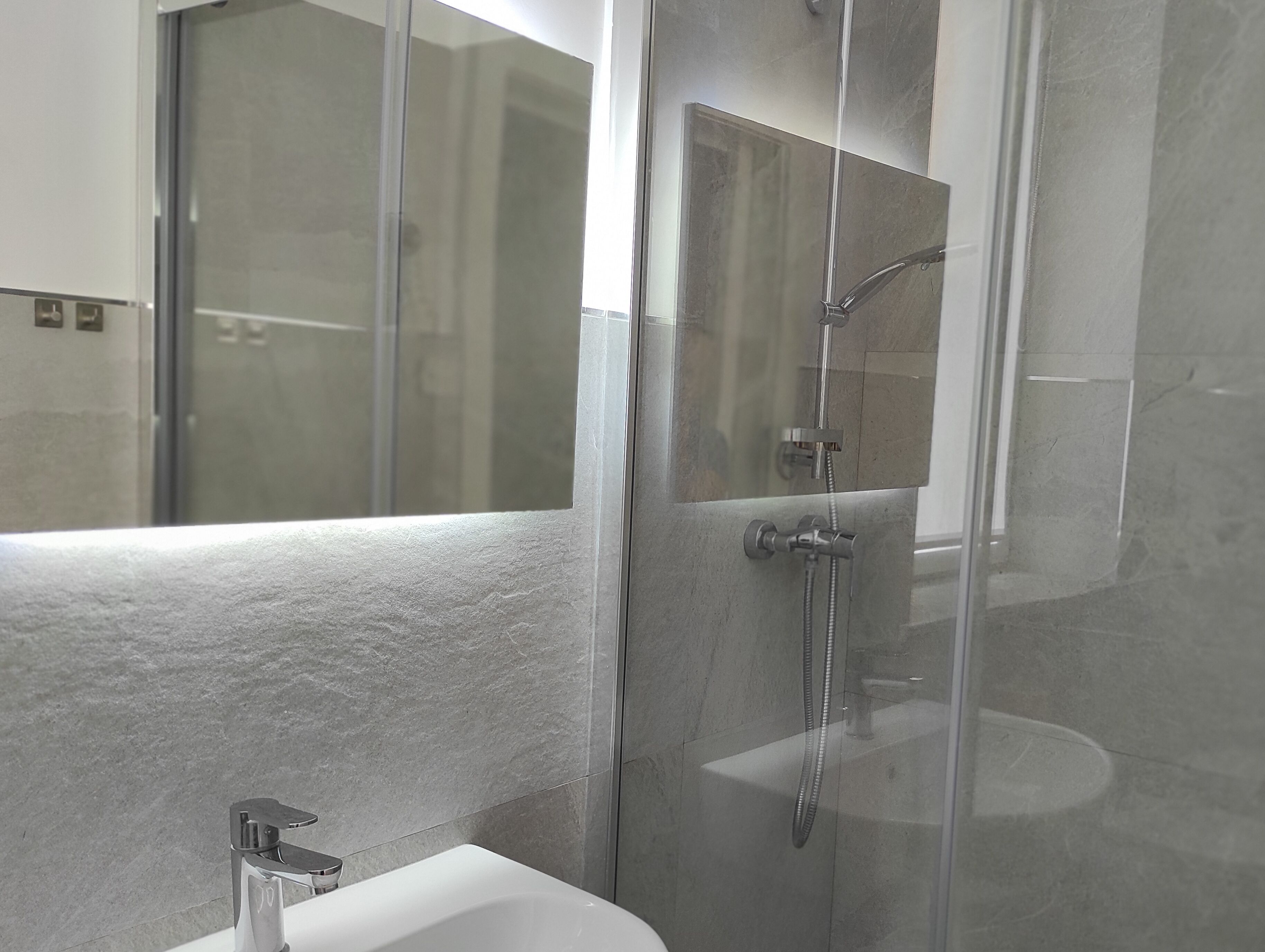 Een douche, gratis toiletartikelen, een haardroger, een bidet