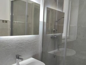 Douche, articles de toilette gratuits, sèche-cheveux, bidet