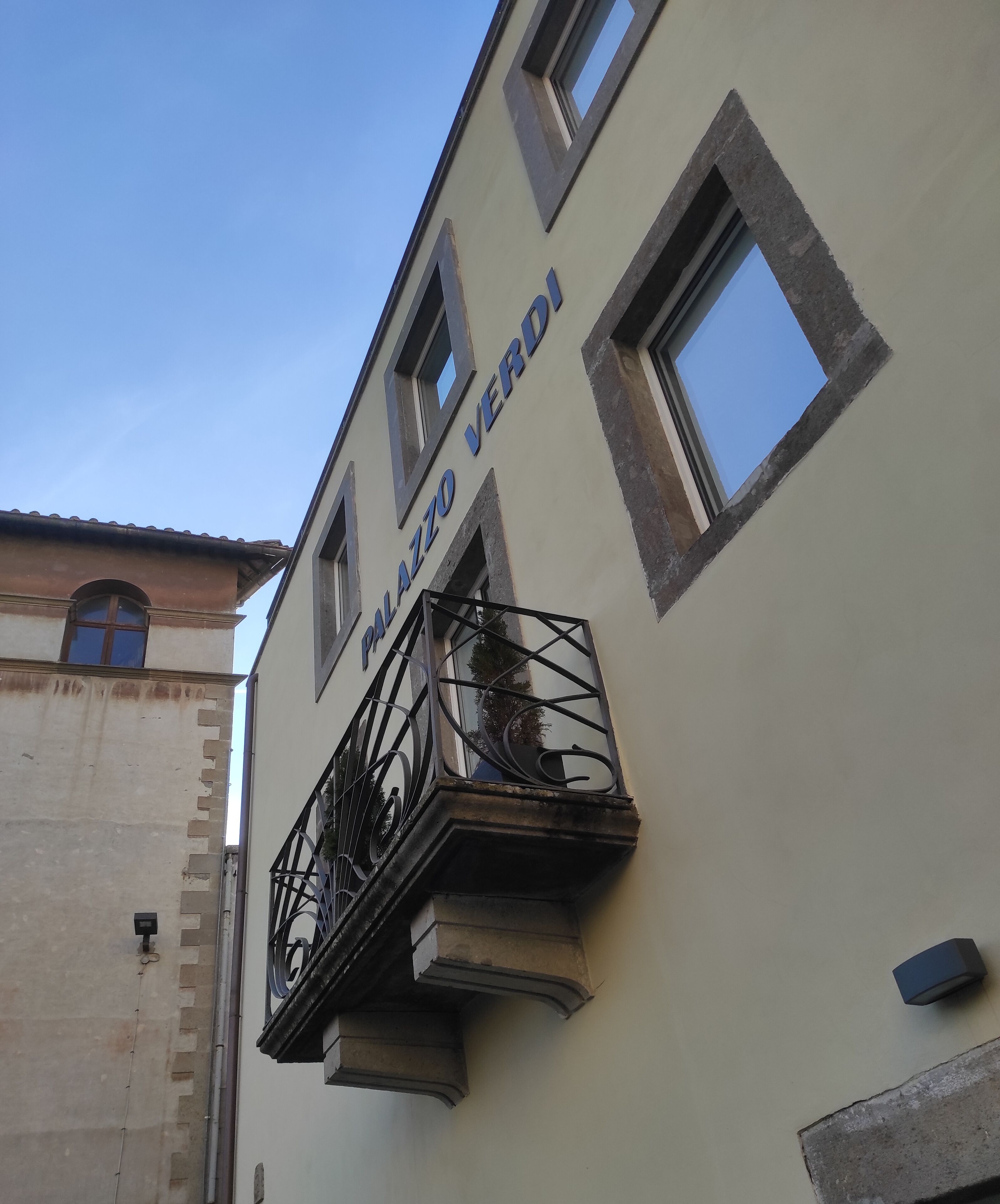 Un edificio con el letrero 