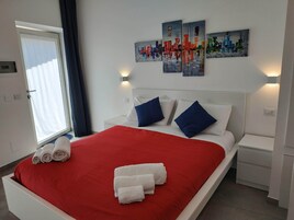 Minibar (con algunos artículos gratuitos) y escritorio