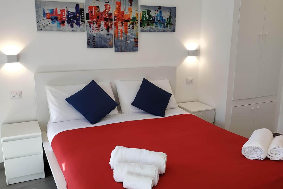 Free minibar items, desk, soundproofing, free WiFi
