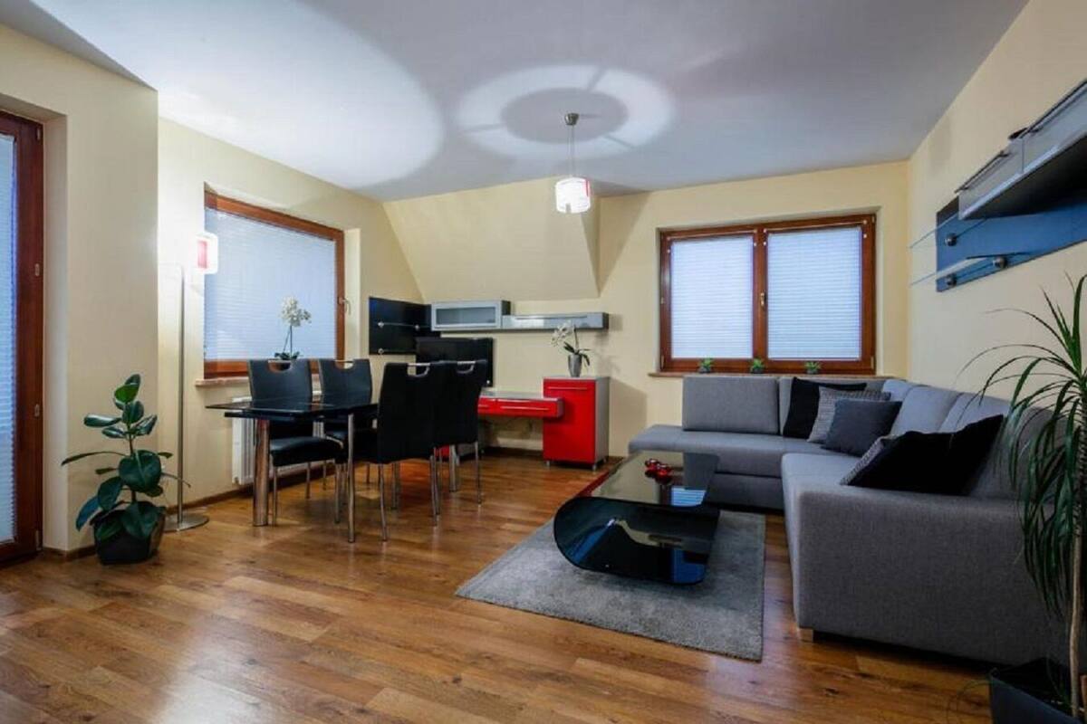 Appartement (Panorama) | Woonkamer | Een flatscreentelevisie