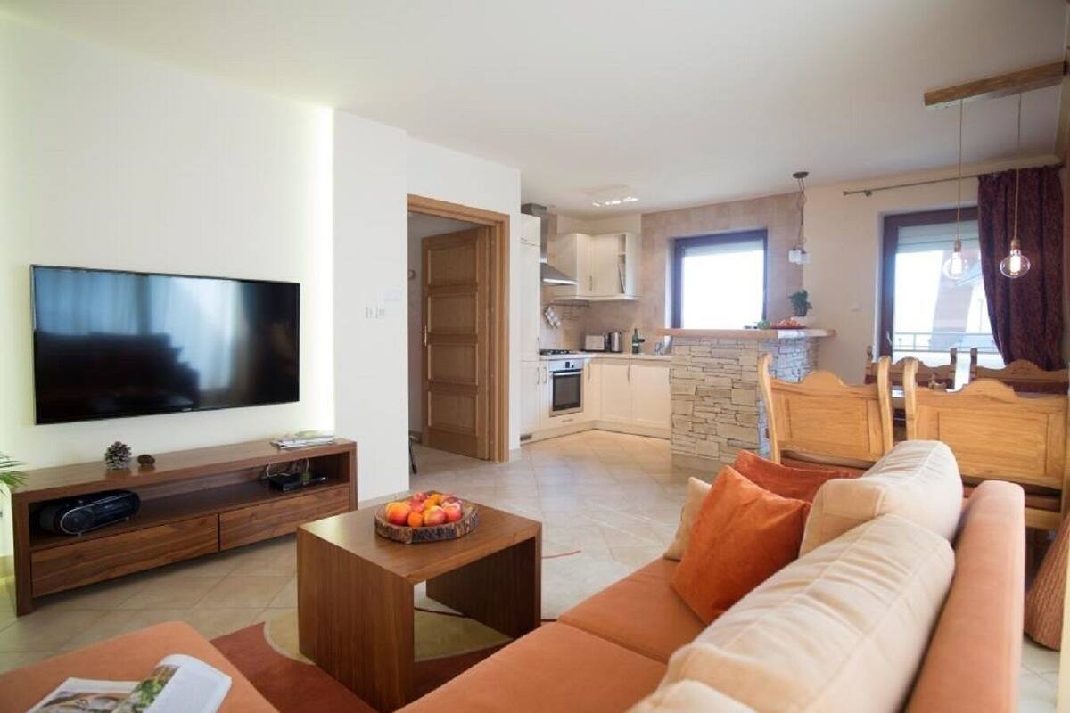 Appartement (Jaskier) | Woonruimte | Een flatscreentelevisie