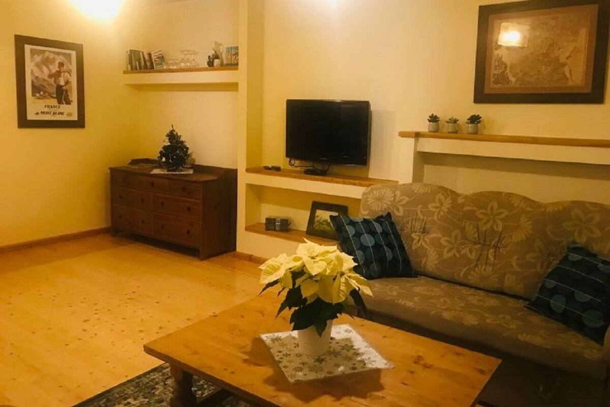 Appartement (Jesion) | Woonkamer | Een flatscreentelevisie