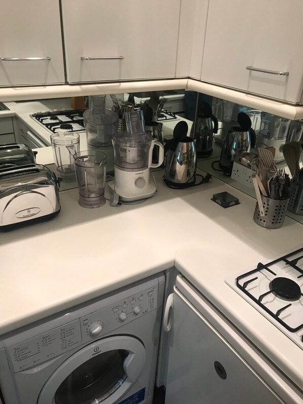 Private kitchen - Beautiful one bedroom in Kensington (London)