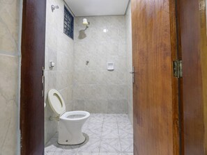 Standard Quadruple Room, Multiple Beds | Bathroom | Shower, towels, soap, shampoo - Hotel Osiris (São Paulo)