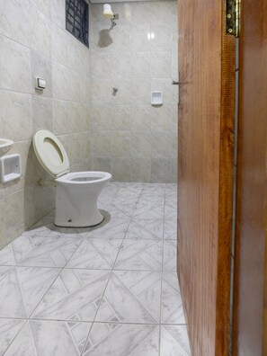 Standard Quadruple Room, Multiple Beds | Bathroom | Shower, towels, soap, shampoo - Hotel Osiris (São Paulo)