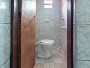 Shower, towels, soap, shampoo - Hotel Osiris (São Paulo)