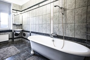 Apartamento conforto | Banheiro | Chuveiro/banheira combinados, secador de cabelo, toalhas de banho 
