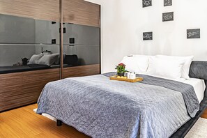 1 habitación, decoración personalizada, muebles diferentes y escritorio