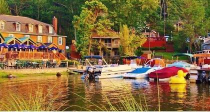 Copper Cabin at Lake Harmony! Lake, private beach, hike, dine, bars & More.
