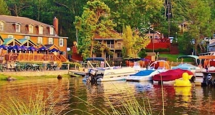 Copper Cabin at Lake Harmony! Lake, private beach, hike, dine, bars & More.