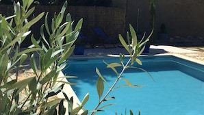 A swimming pool with clear blue water, surrounded by a wooden fence and a bamboo fence. - Picturesque village,  2 amazing restaurants, creperie and shops a few steps away (Daglan)