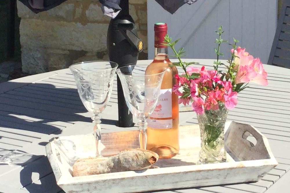 Picturesque village location, 2 amazing restaurants and shops a few steps away