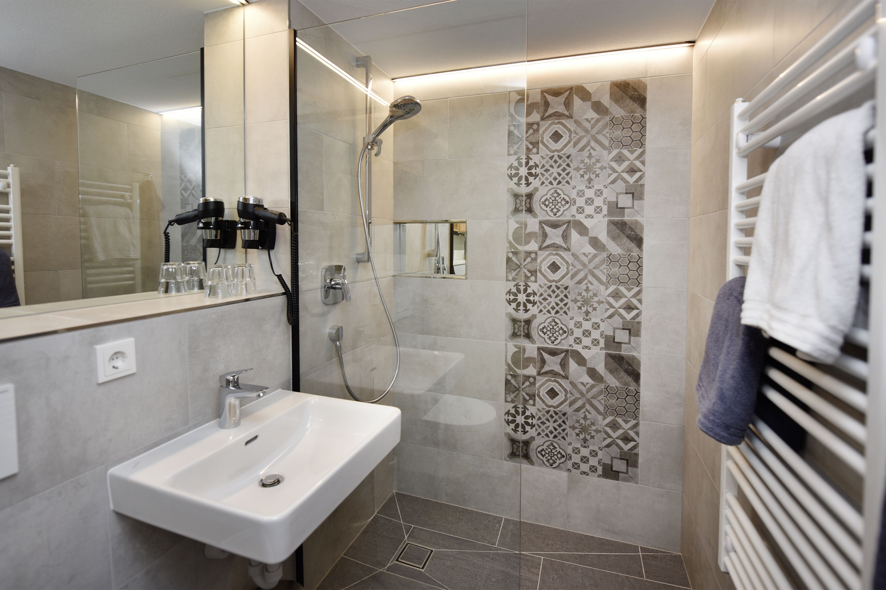 Comfort Apartment, 2 Bedrooms, Sauna, Mountain View | Bathroom | Shower, hair dryer, bathrobes, slippers