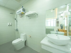 Standard-dobbeltværelse | Badeværelse | Bruser, gratis toiletartikler, hjemmesko, bidet