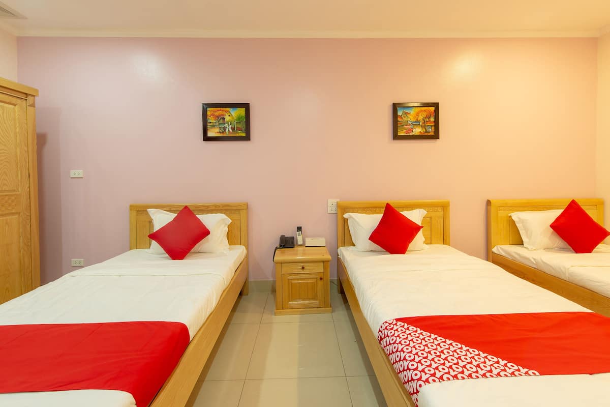 Chambre triple supérieure | Minibar, bureau, accès au Wi-Fi (inclus), literie fournie