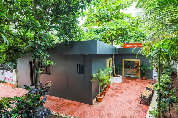 Vista frontal de la propiedad