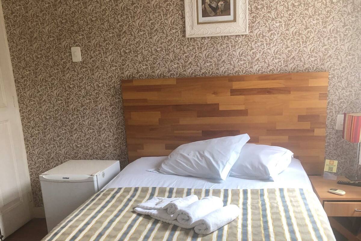 Minibar, wifi gratis y ropa de cama