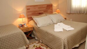 Standard Triple Room | Minibar, WiFi (free), bed sheets - Pousada Palácio de Cristal (Petrópolis)