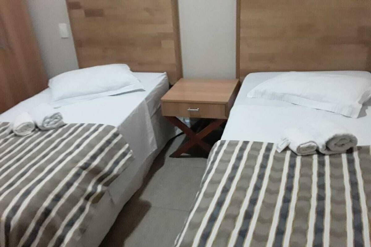 Minibar, wifi gratis y ropa de cama