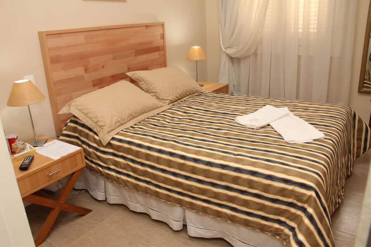 Minibar, wifi gratis y ropa de cama