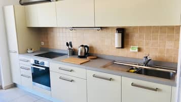 Microondas, horno, placa de cocina, lavavajillas
