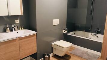 Apartamento | Baño | Bañera, secador de pelo y toallas