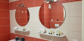 Căn hộ | Phòng tắm | Buồng tắm vòi sen, máy sấy tóc, khăn tắm, xà phòng 