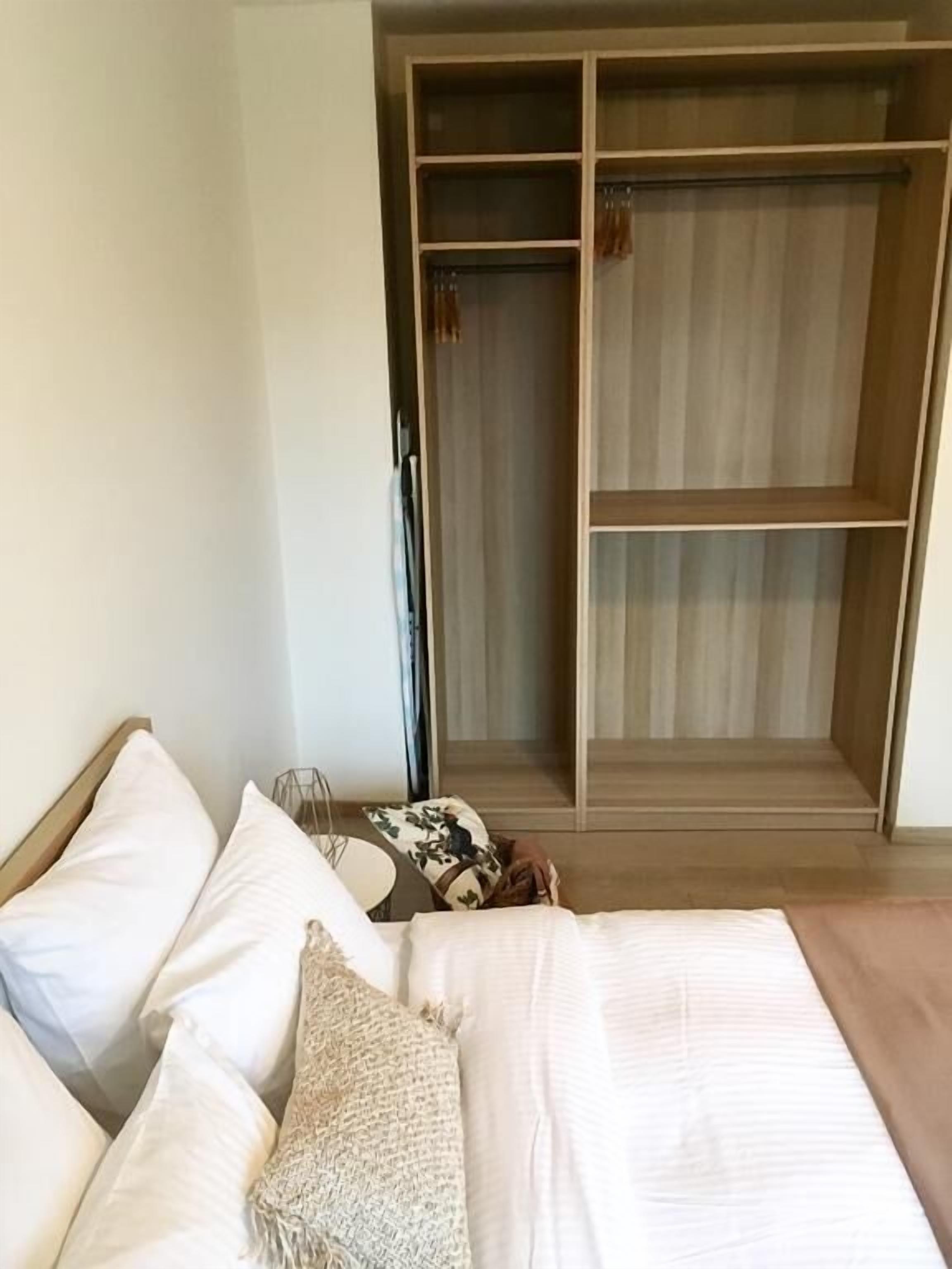 Apartemen | Meja kerja, ruang kerja ramah laptop, dan setrika/meja setrika