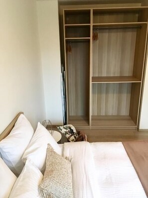 Căn hộ | Trang trí khác biệt, trang bị nội thất với thiết kế riêng biệt, bàn 