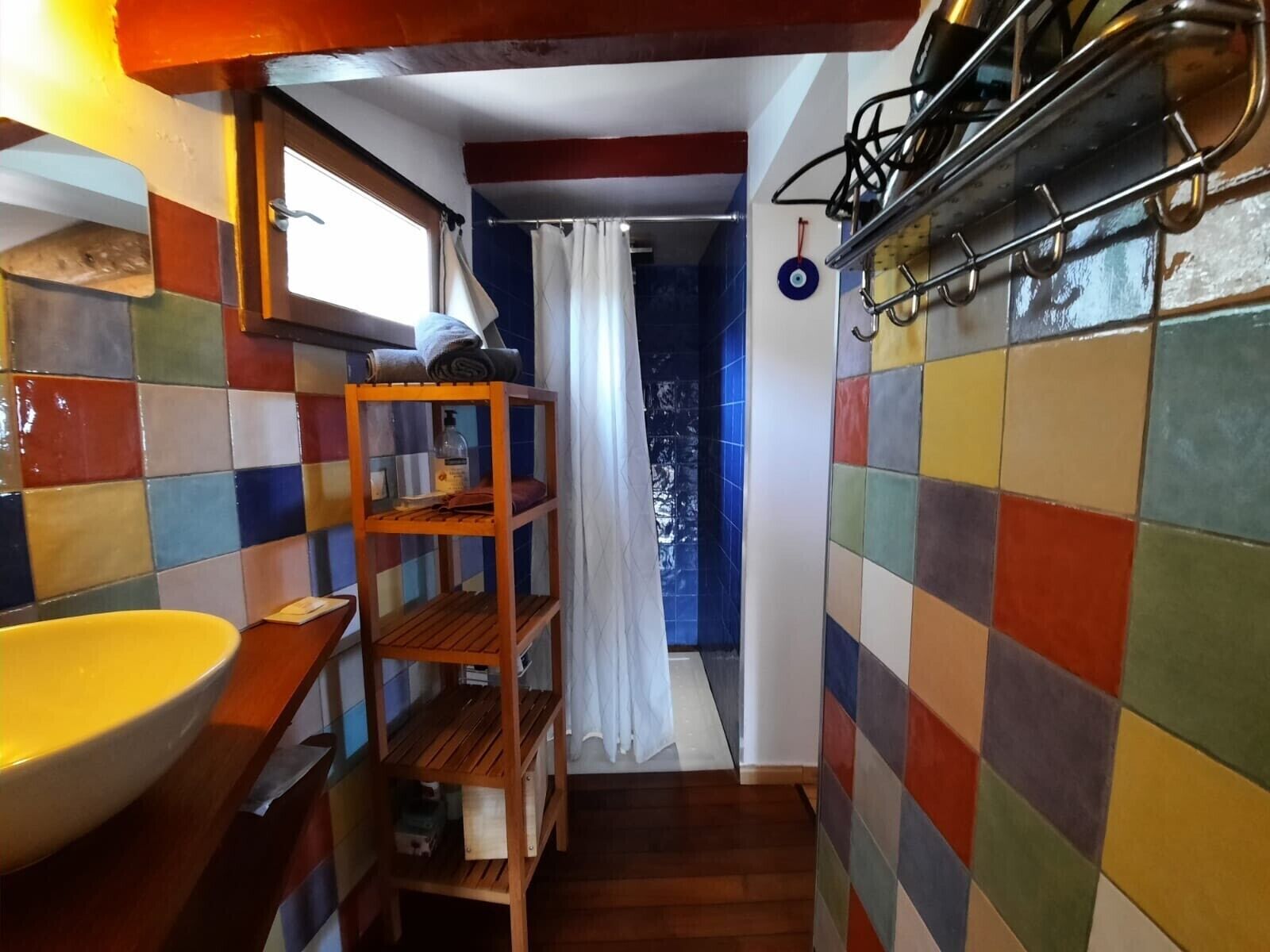 Douche, sèche-cheveux, serviettes fournies, savon